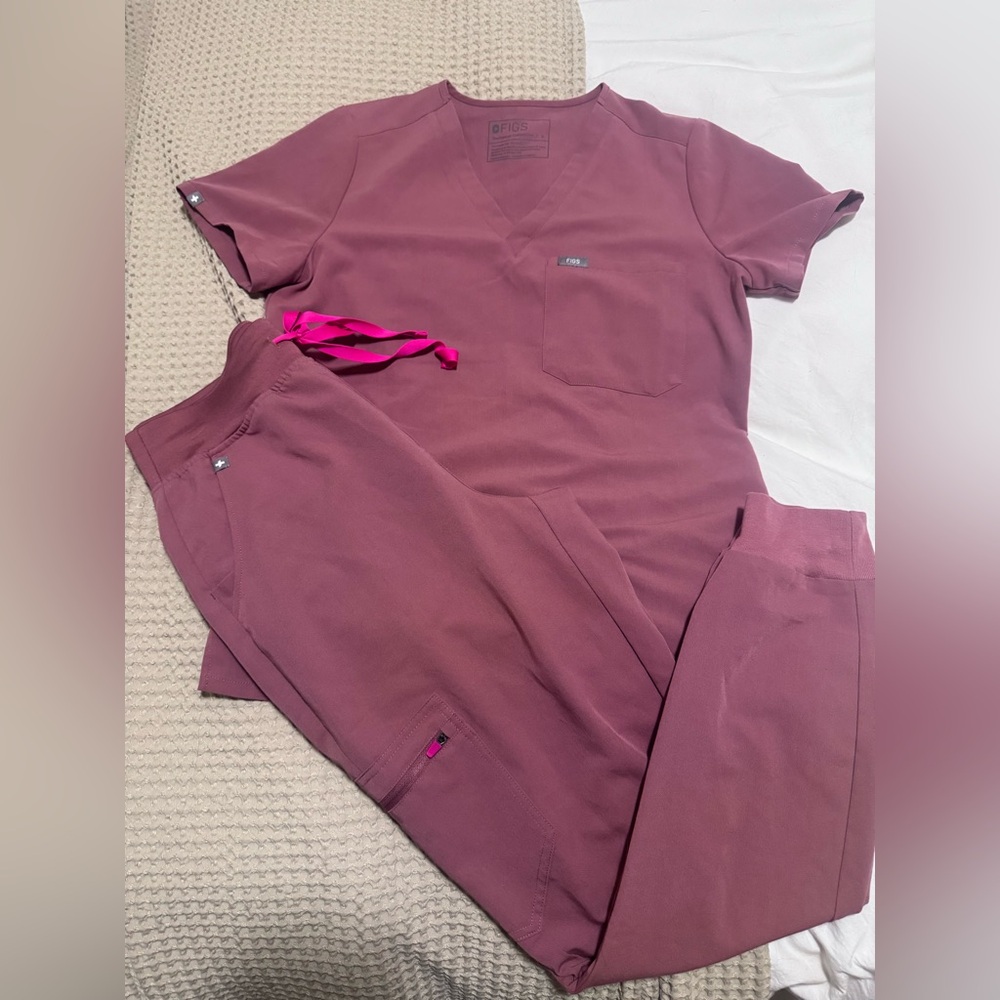 Figs Mauve High-Waisted Zamora Joggers Pants & Catrina One Pocket Top